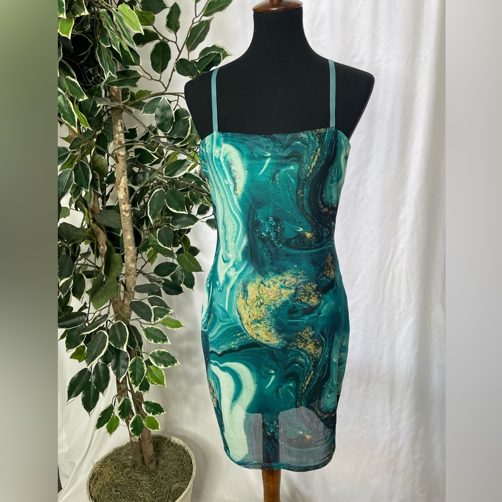 Optional spaghetti strap or sleeves dress!
